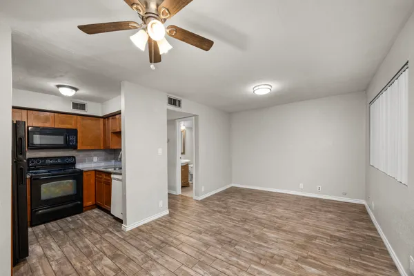 $1,550 | 11002 Hammerly Boulevard, Unit 214, Houston, TX 77043