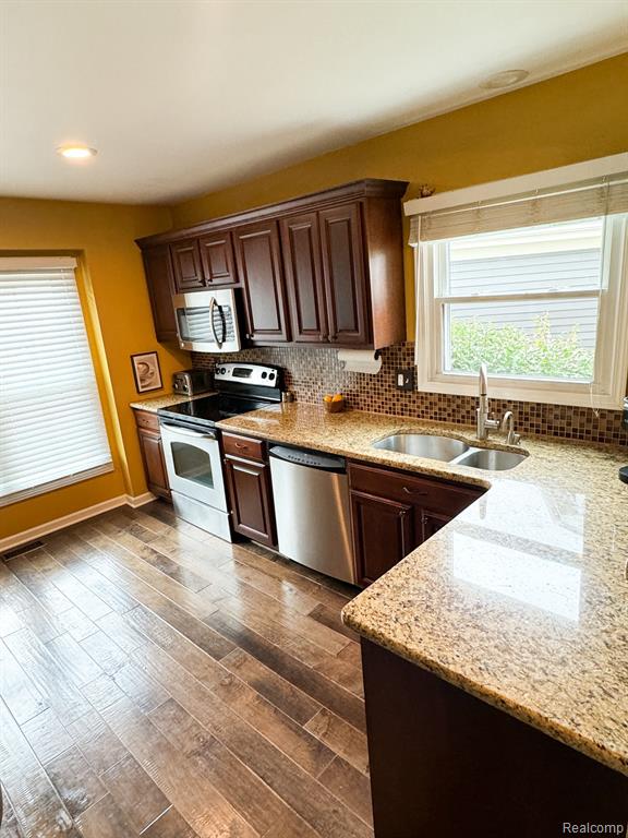 384 Huntington Court Rochester Hills, MI 48307 - Photo 7 of 34