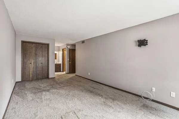 $220,000 | 6115 Lincoln Drive, Unit 152, Edina, MN 55436