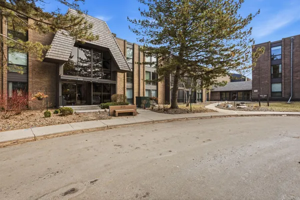 $220,000 | 6115 Lincoln Drive, Unit 152, Edina, MN 55436