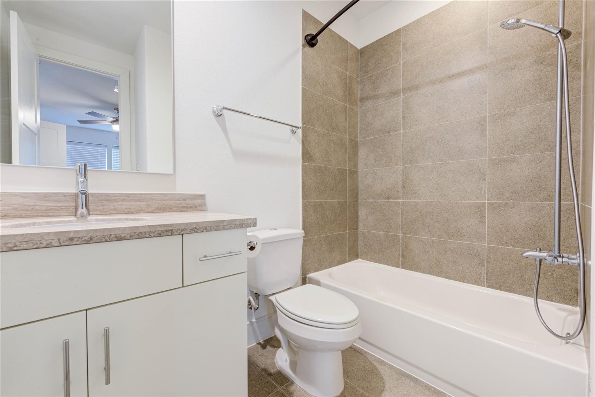 2622 Rusk Street Houston, TX 77003 - Photo 6 of 22 Full bathroom on first floor