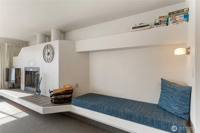 a view of livingroom with furniture