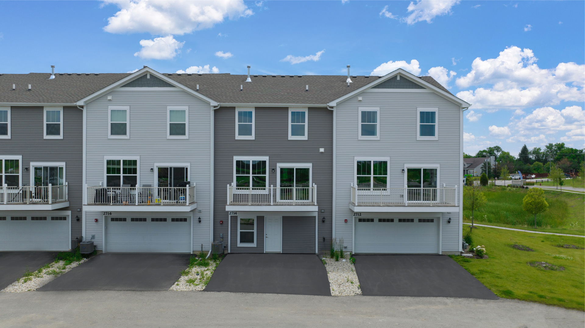 547 Wolverine Drive Aurora, IL 60502 - Photo 29 of 30 a front view of a house with garden