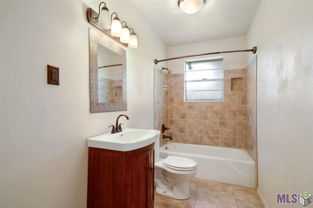 9364 Rainford Road Baton Rouge, LA 70810 - Photo 9 of 13 Hall Bath