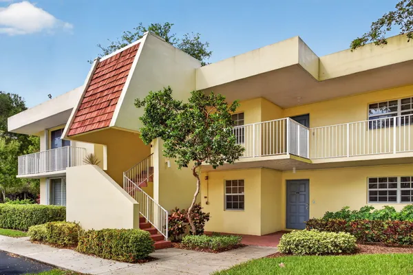 $259,900 | 500 Oaks Lane, Unit 111, Pompano Beach, FL 33069