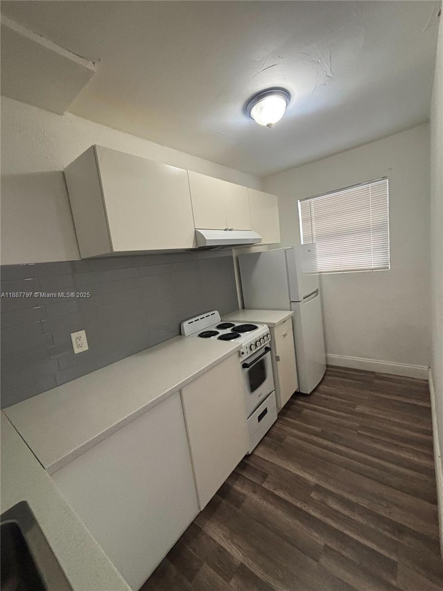 542 Northwest 8th Street, Unit 3 Miami, FL 33136 - Photo 3 of 9