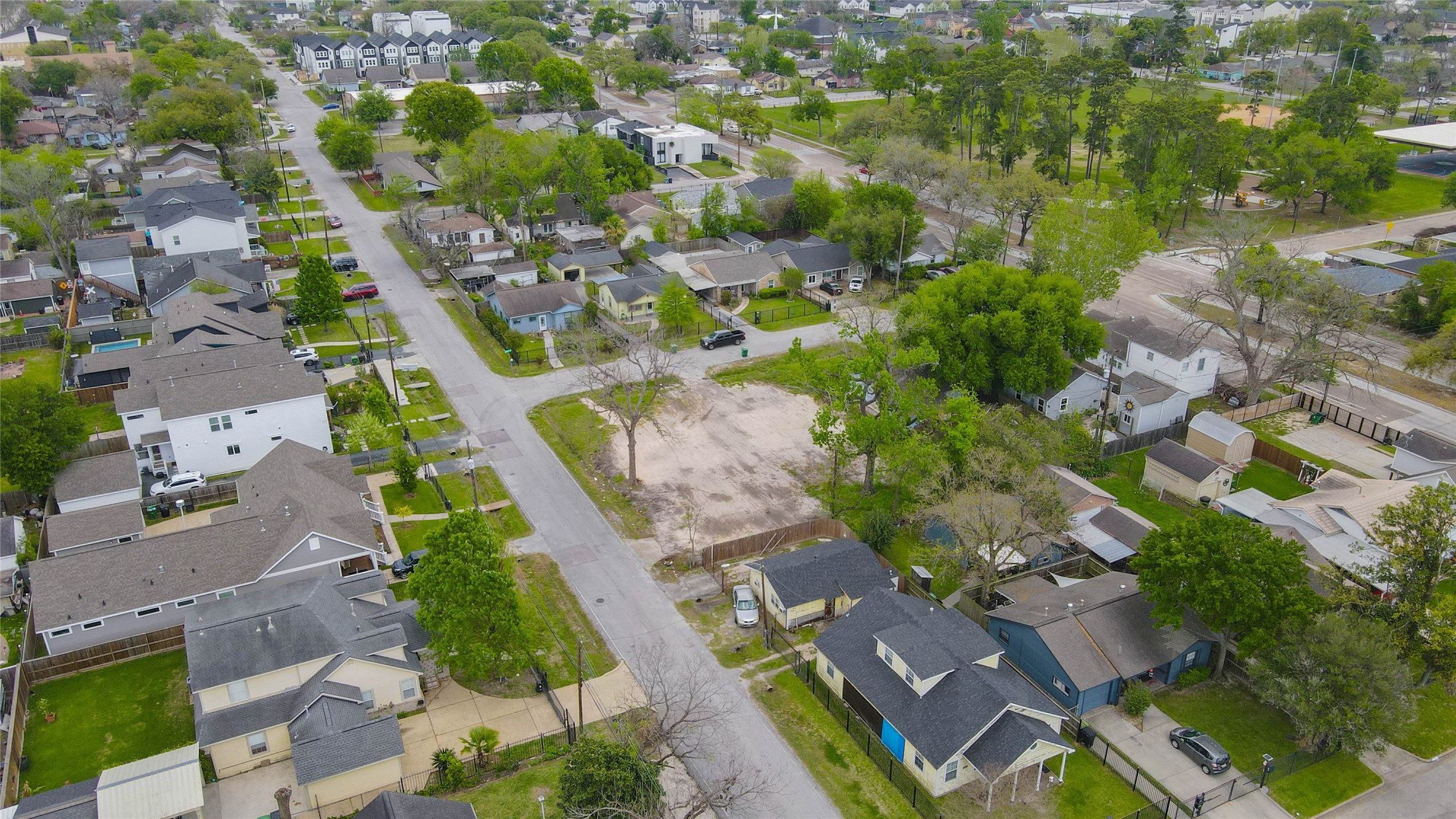4819 Cetti Street Houston, TX 77009 - Photo 15 of 28 an aerial view of residential houses with outdoor space
