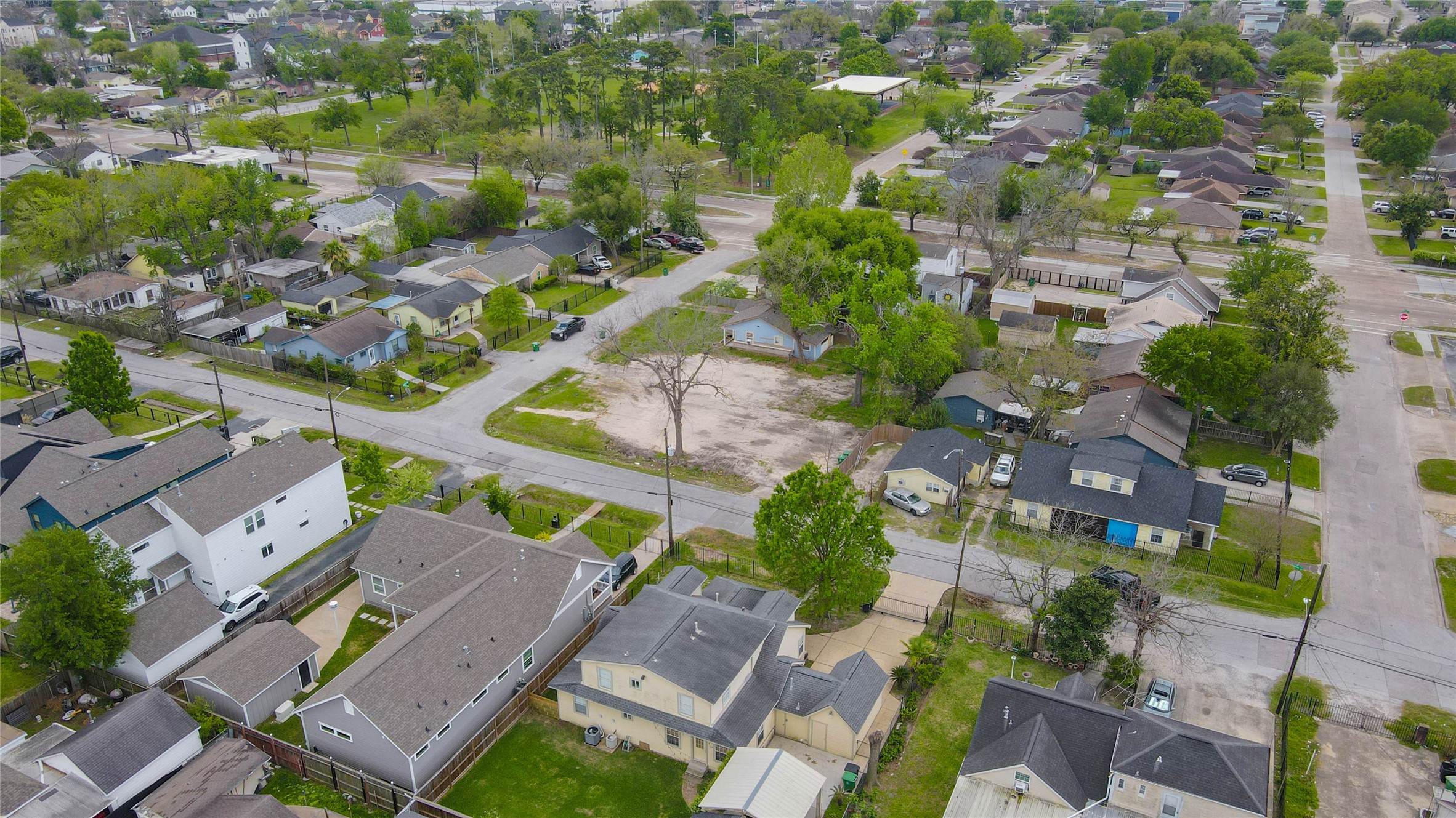4819 Cetti Street Houston, TX 77009 - Photo 16 of 28 an aerial view of residential houses with outdoor space