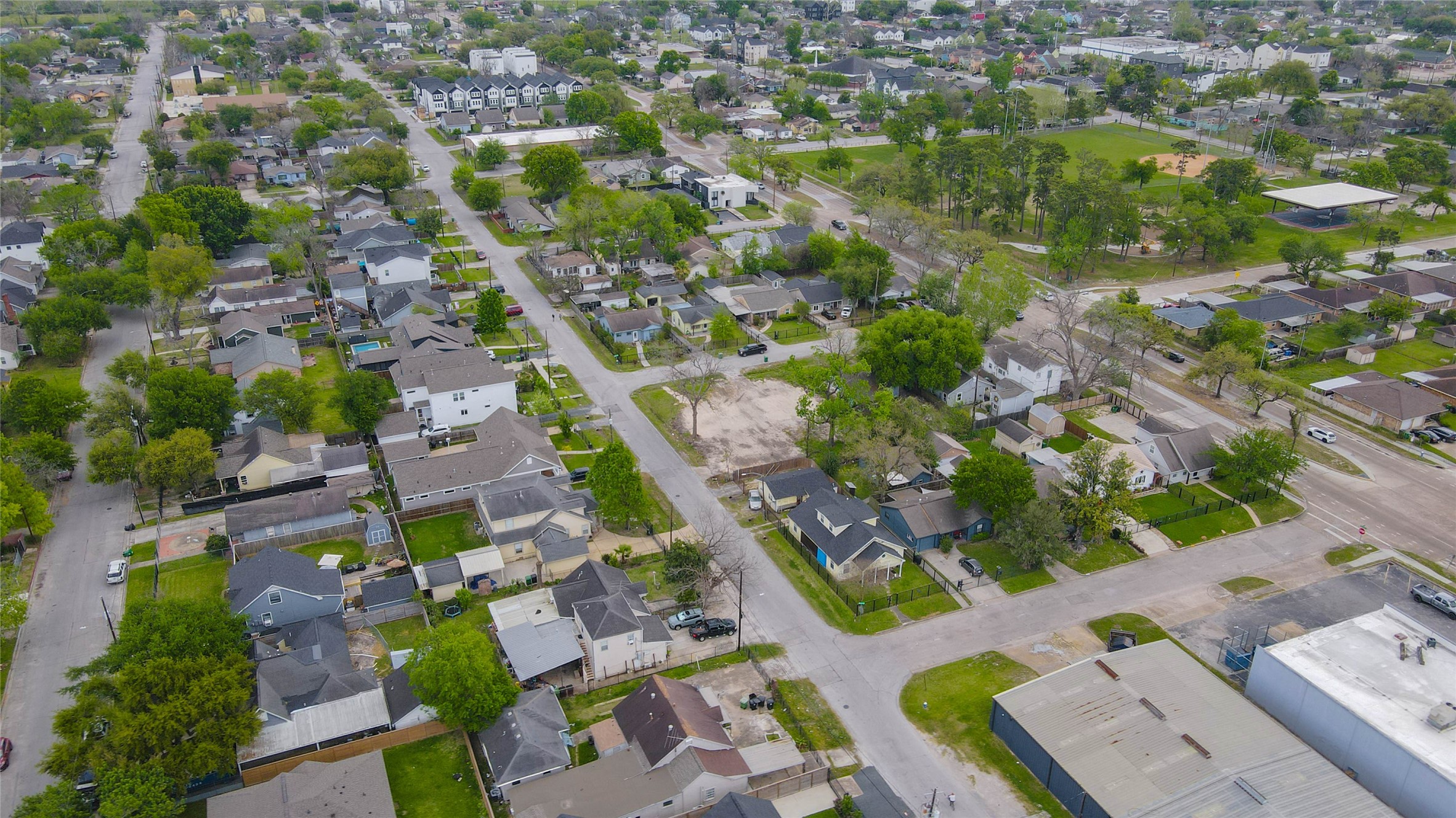 4819 Cetti Street Houston, TX 77009 - Photo 26 of 28 an aerial view of residential houses with outdoor space