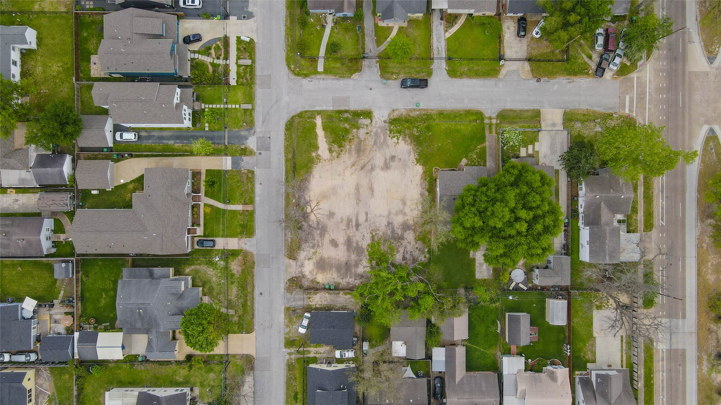 4819 Cetti Street Houston, TX 77009 - Photo 4 of 28 an aerial view of a residential apartment building with a yard