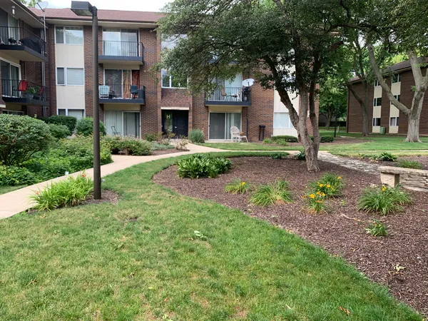 $1,900 | 5S070 Pebblewood Lane, Unit G11, Naperville, IL 60563