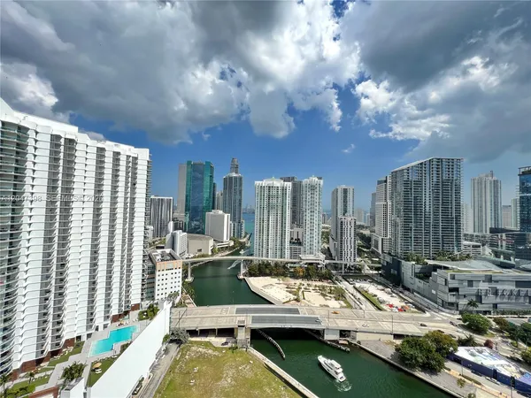 $4,300 | 92 Southwest 3rd Street, Unit 3310, Miami, FL 33130