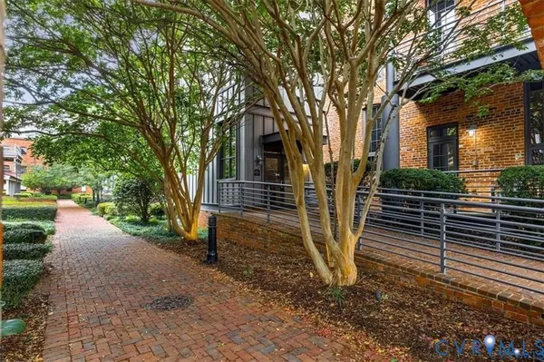 a view of a house with backyard and trees