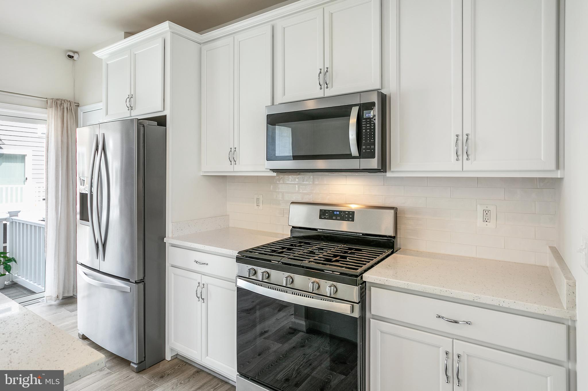 9174 Snowden Ashford Road Lorton, VA 22079 - Photo 7 of 38 Gorgeous upgraded cabinets with quartz countertops