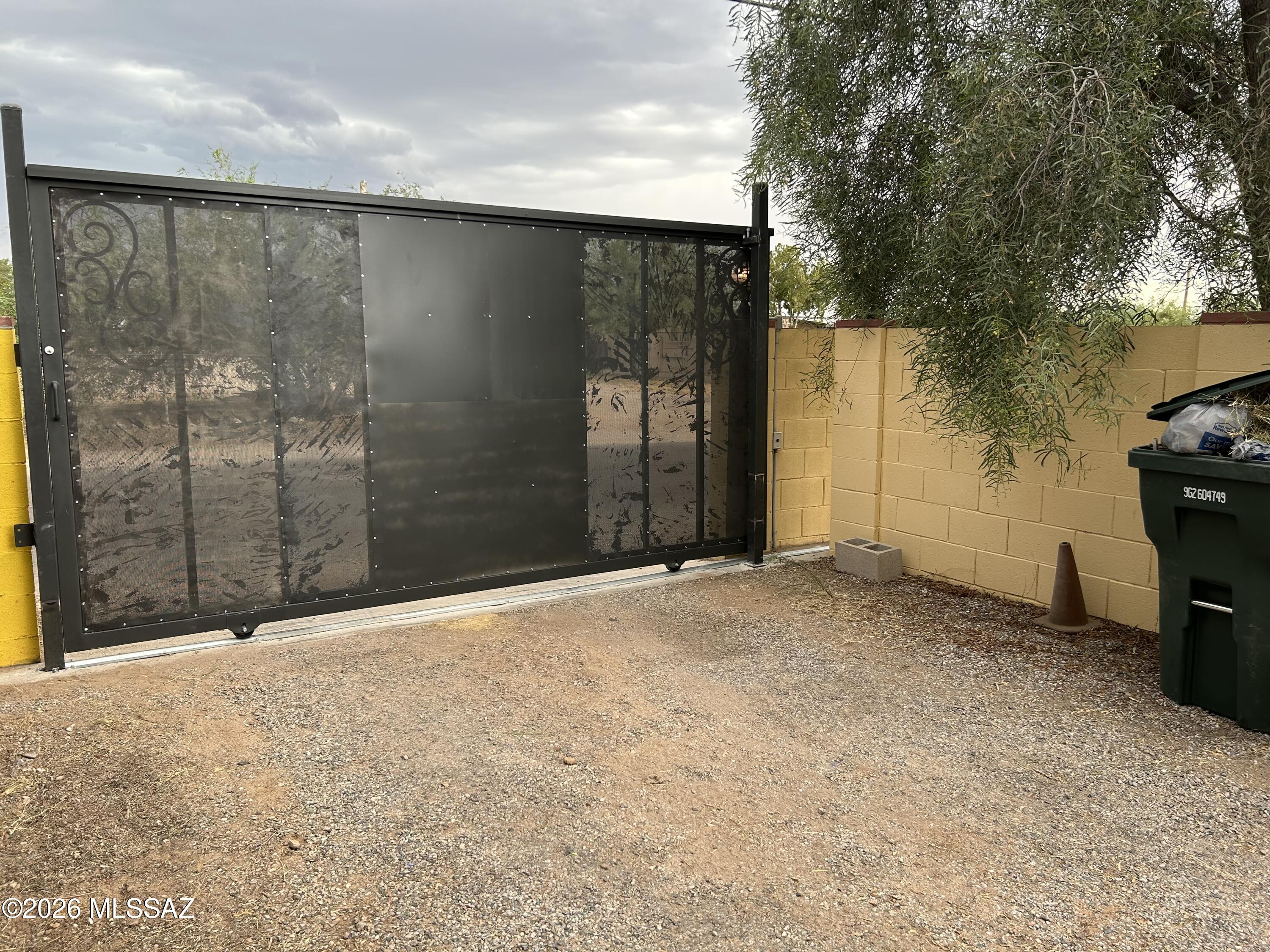 532 West Simmons Road Tucson, AZ 85705 - Photo 3 of 26 Front Gate Simmons 3