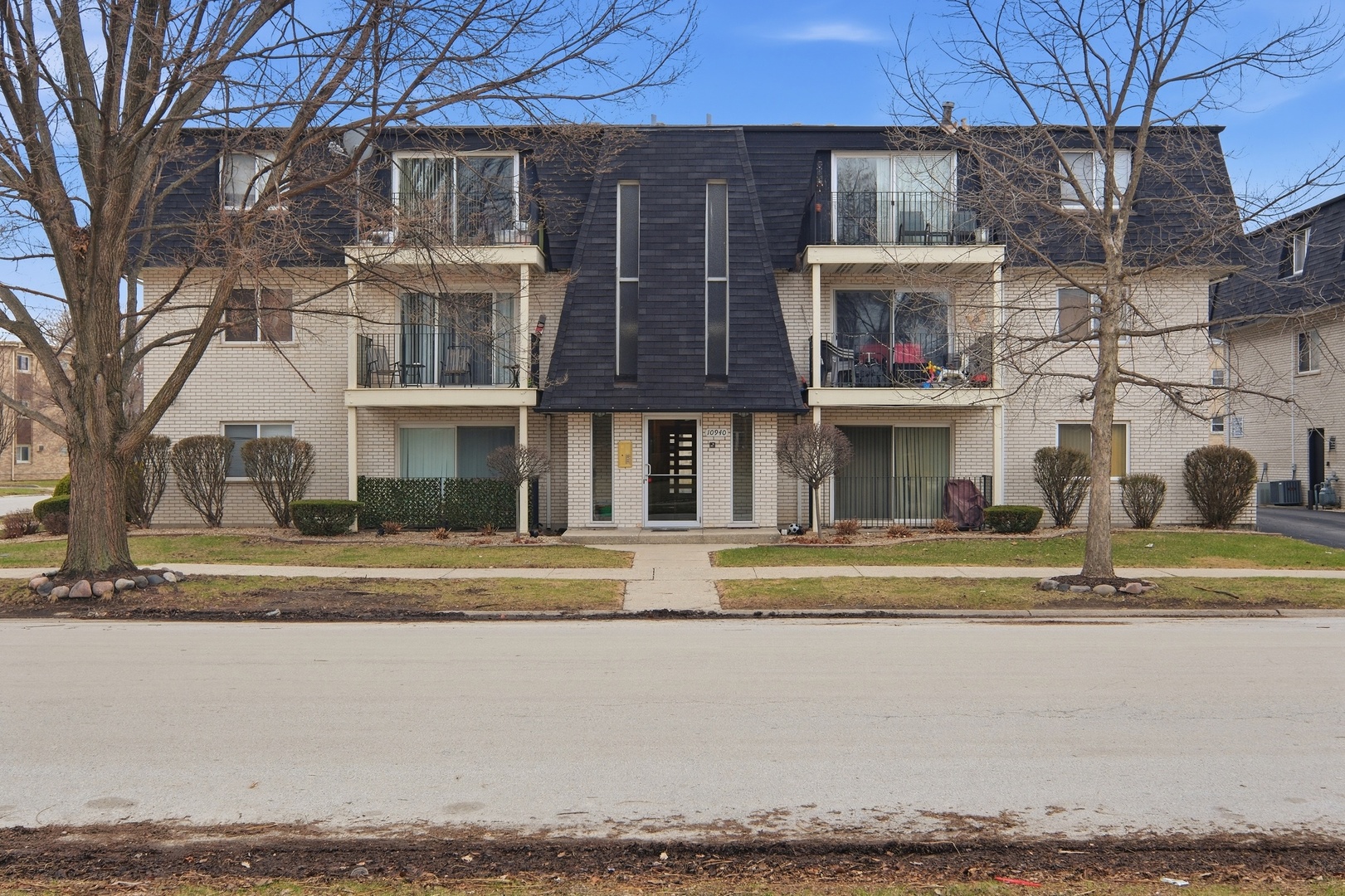 10940 Kilpatrick Avenue, Unit 3B Oak Lawn, IL 60453 - Photo 1 of 24