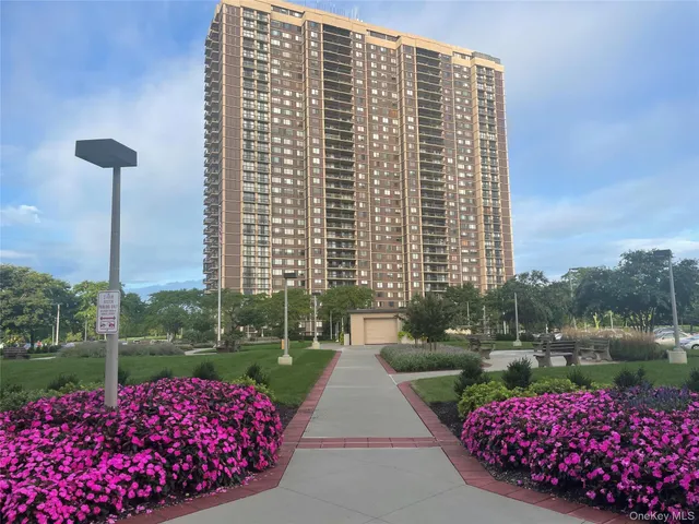 $589,000 | 269 Grand Central Parkway, Unit 27A | Glen Oaks
