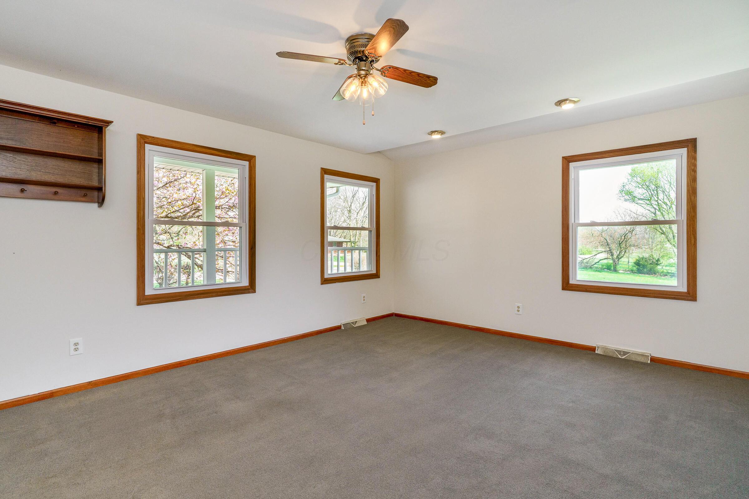 1203 Hiner Road Orient, OH 43146 - Photo 6 of 48 Living Room