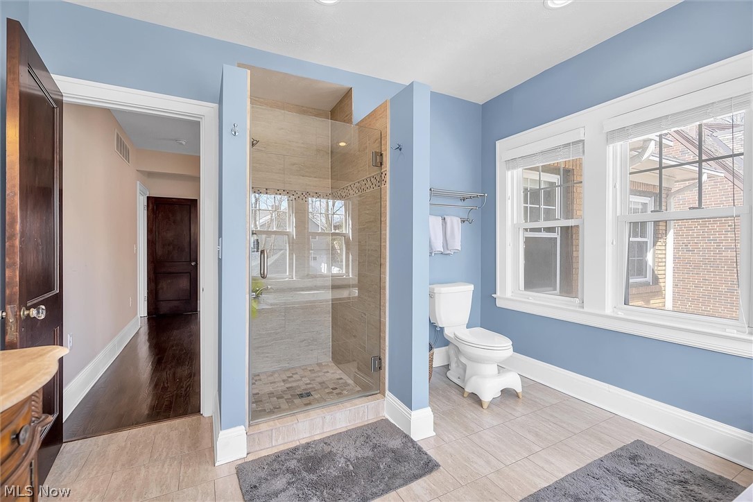2850 Berkshire Road Cleveland, OH 44118 - Photo 20 of 33 Owner's bath
