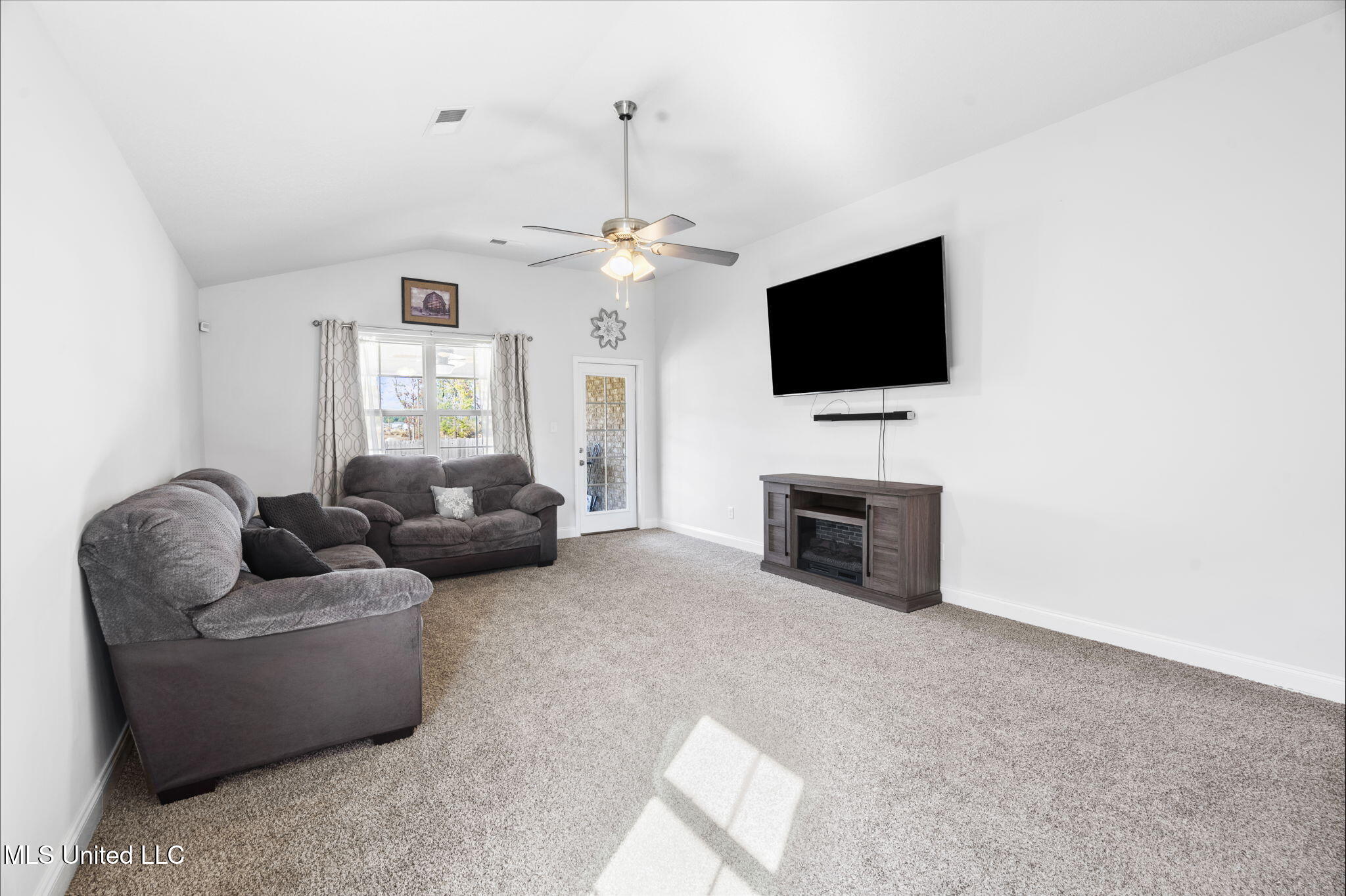 2520 Rutherford Drive Southaven, MS 38672 - Photo 3 of 26 Barely Lived-in