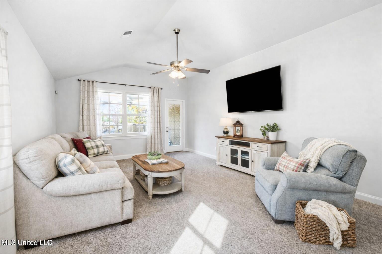 2520 Rutherford Drive Southaven, MS 38672 - Photo 4 of 26 Cozy living room with modern touches