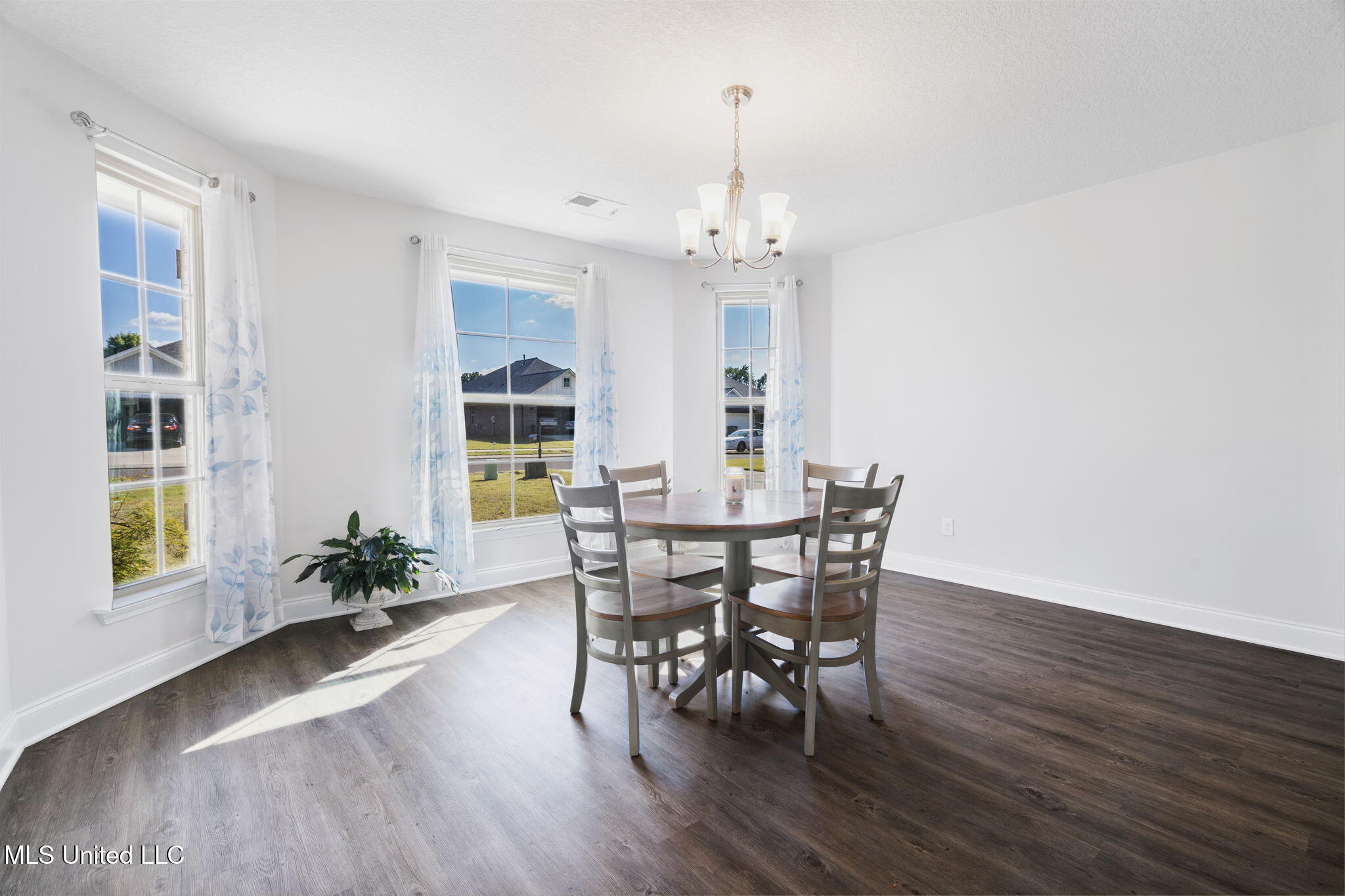 2520 Rutherford Drive Southaven, MS 38672 - Photo 6 of 26 Dining Room with Natural Lighting