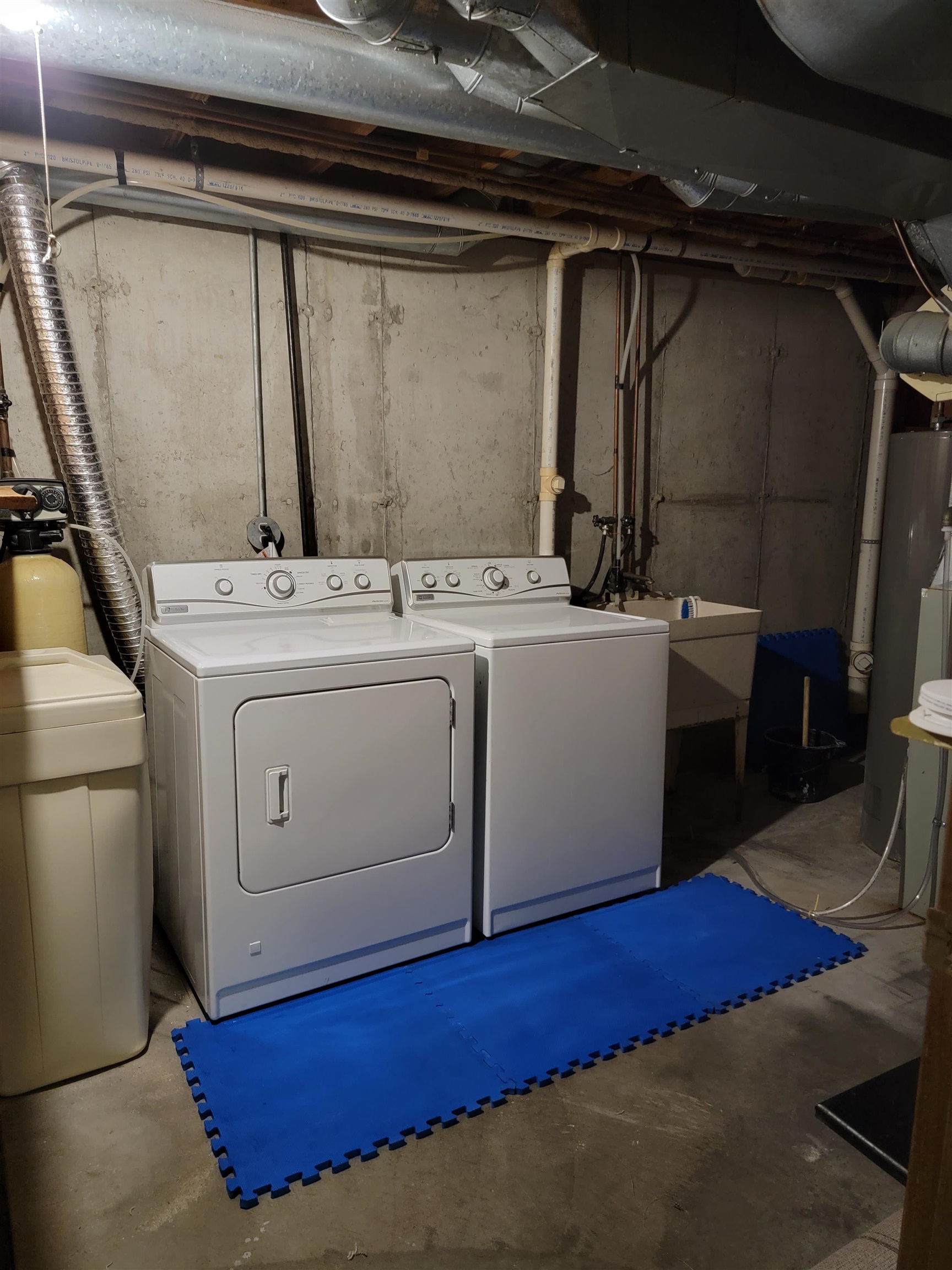 4685 High Point Drive Rockford, IL 61114 - Photo 19 of 20 a utility room with dryer and washer