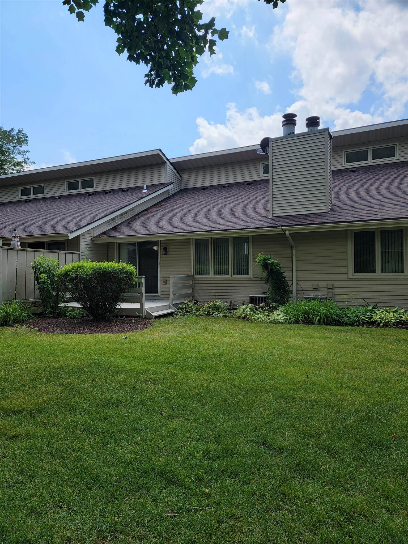 4685 High Point Drive Rockford, IL 61114 - Photo 10 of 20 a front view of a house with garden
