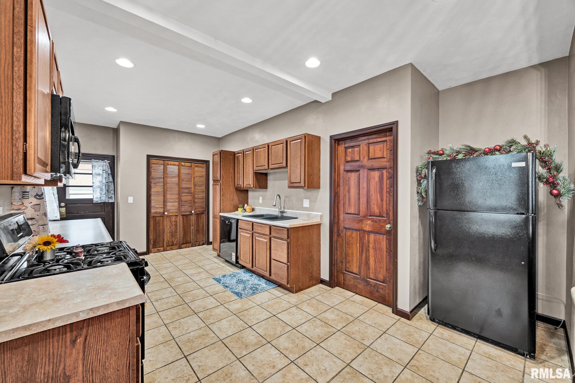 805 Mary Street Pekin, IL 61554 - Photo 13 of 34