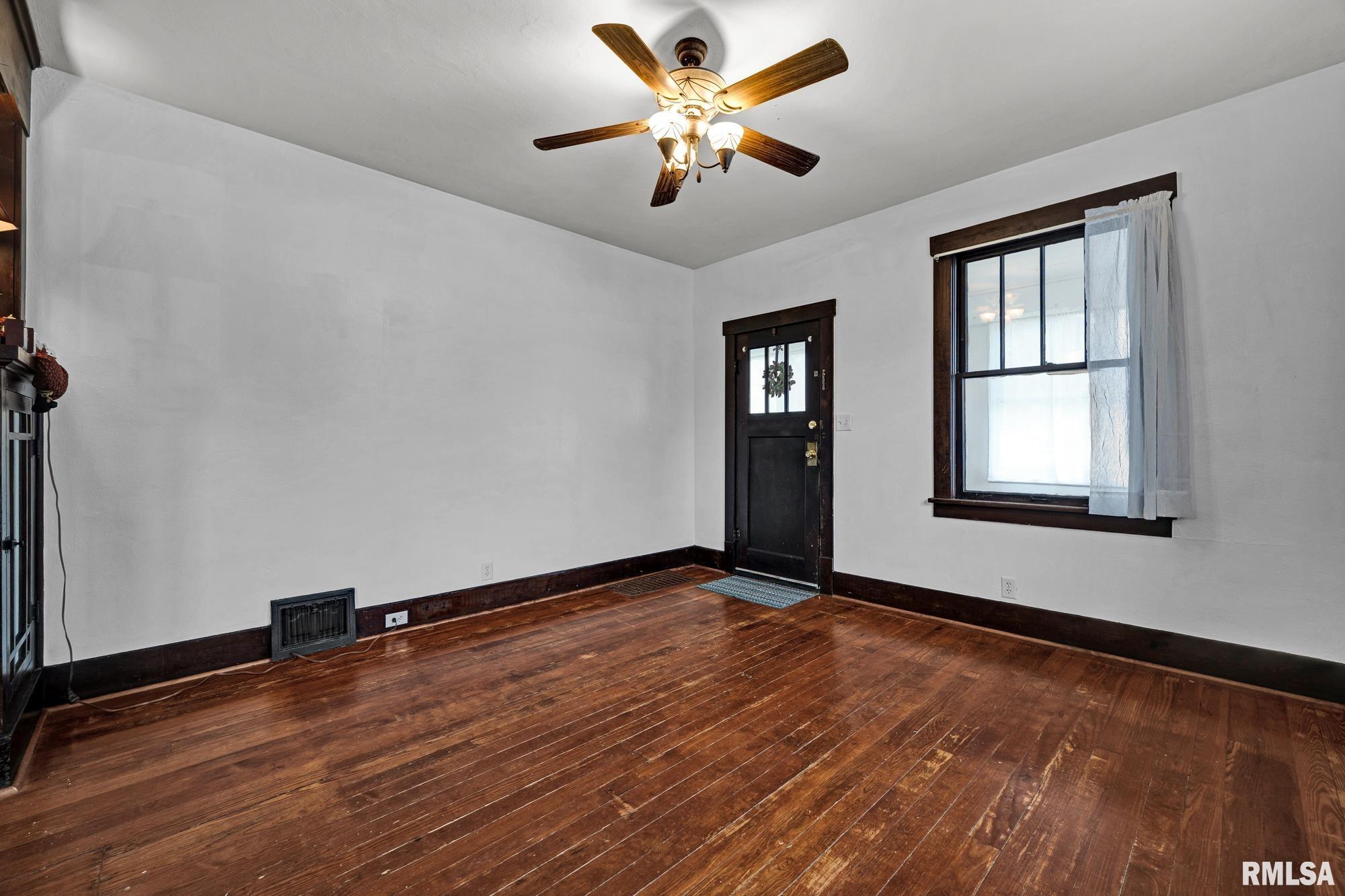 805 Mary Street Pekin, IL 61554 - Photo 7 of 34