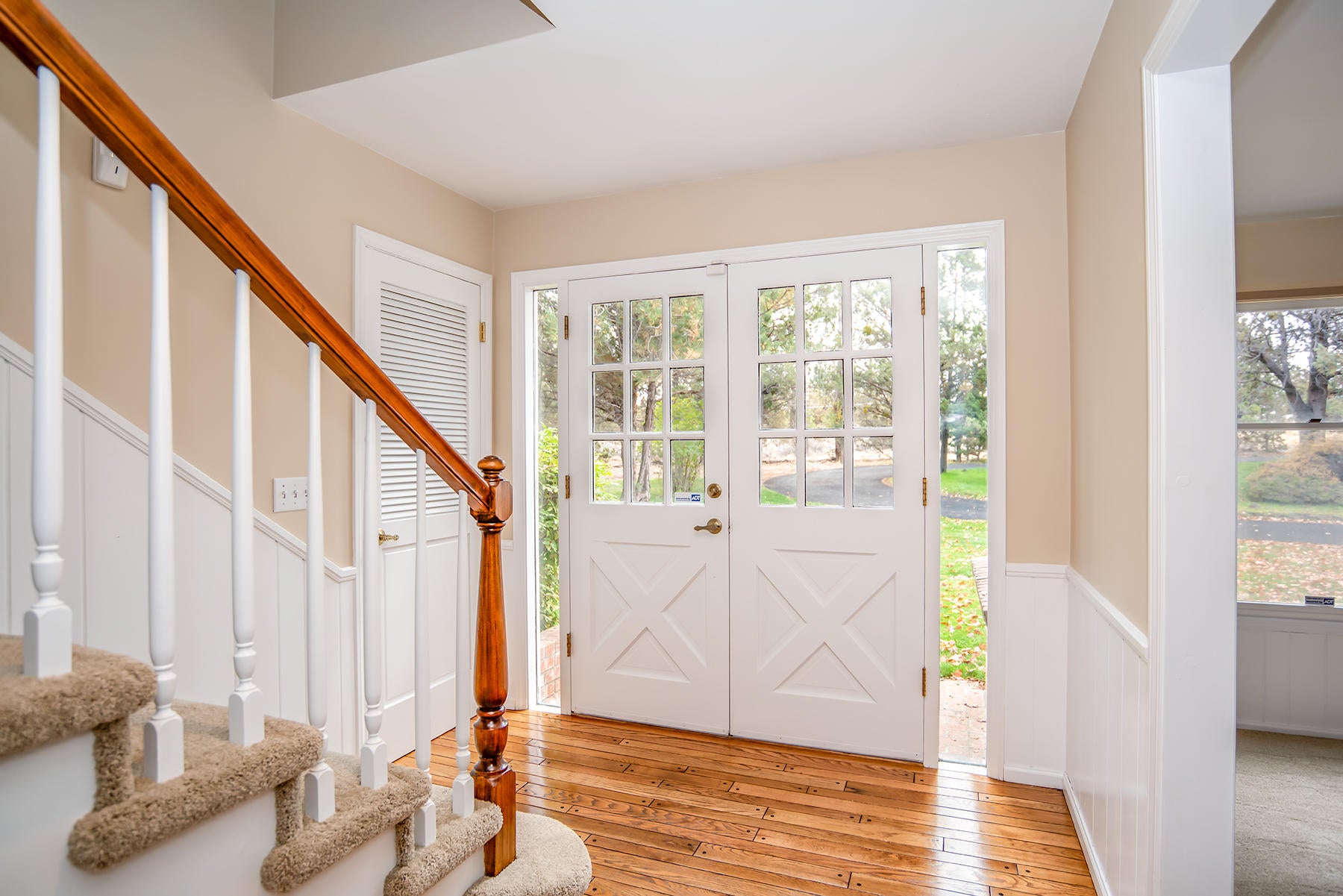 63245 Cole Road Bend, OR 97701 - Photo 13 of 37 13-Light & Bright Front Entry