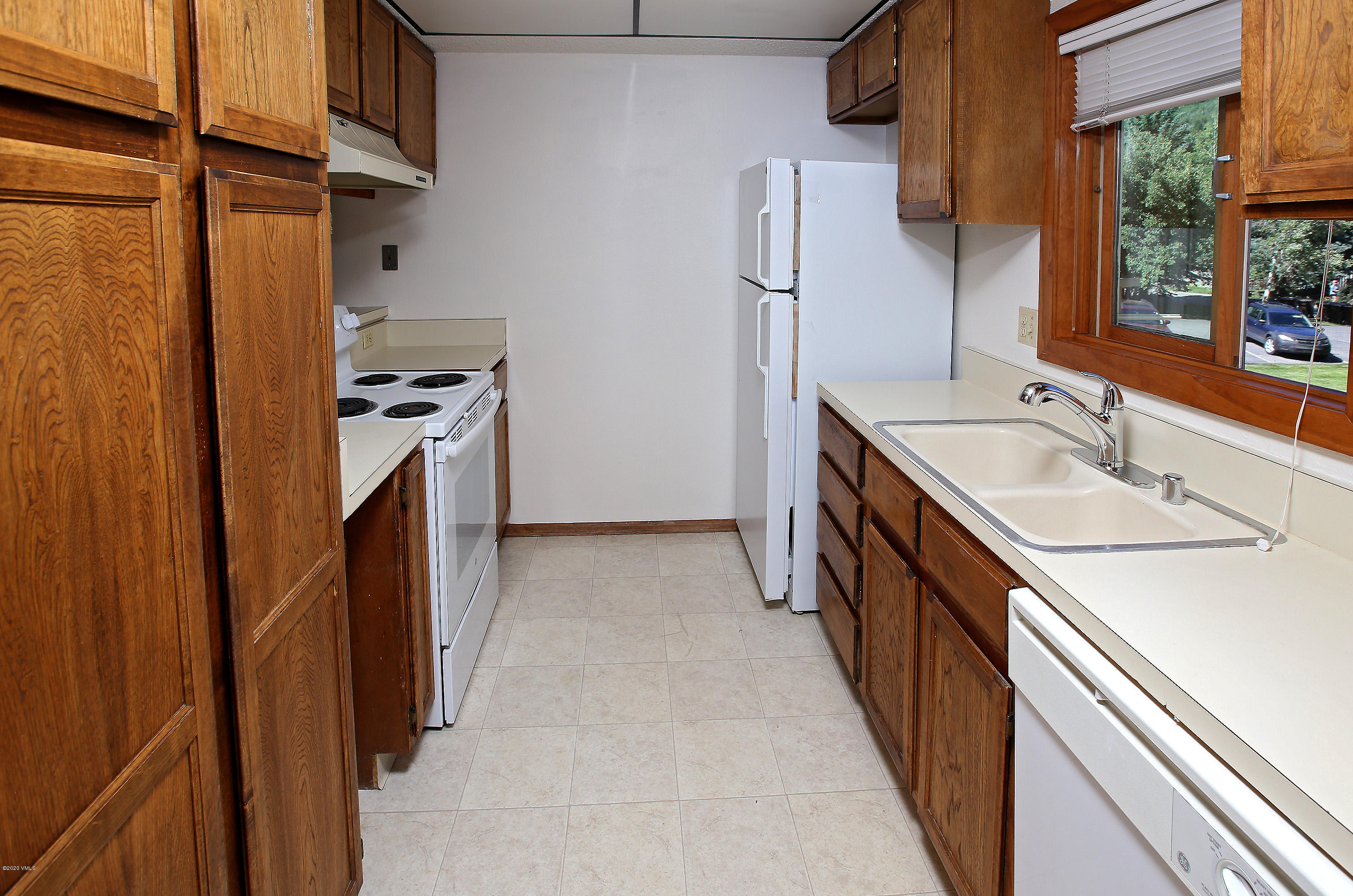 334 Eagle Road, Unit B2 Avon, CO 81620 - Photo 4 of 12 Kitchen