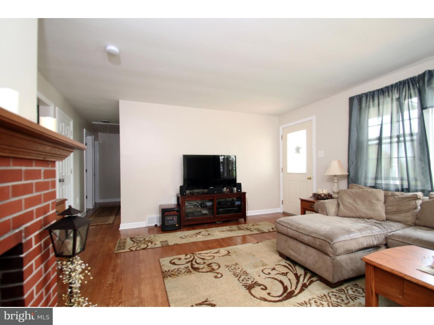 5320 Strasburg Road Kinzers, PA 17535 - Photo 9 of 25 Living Room