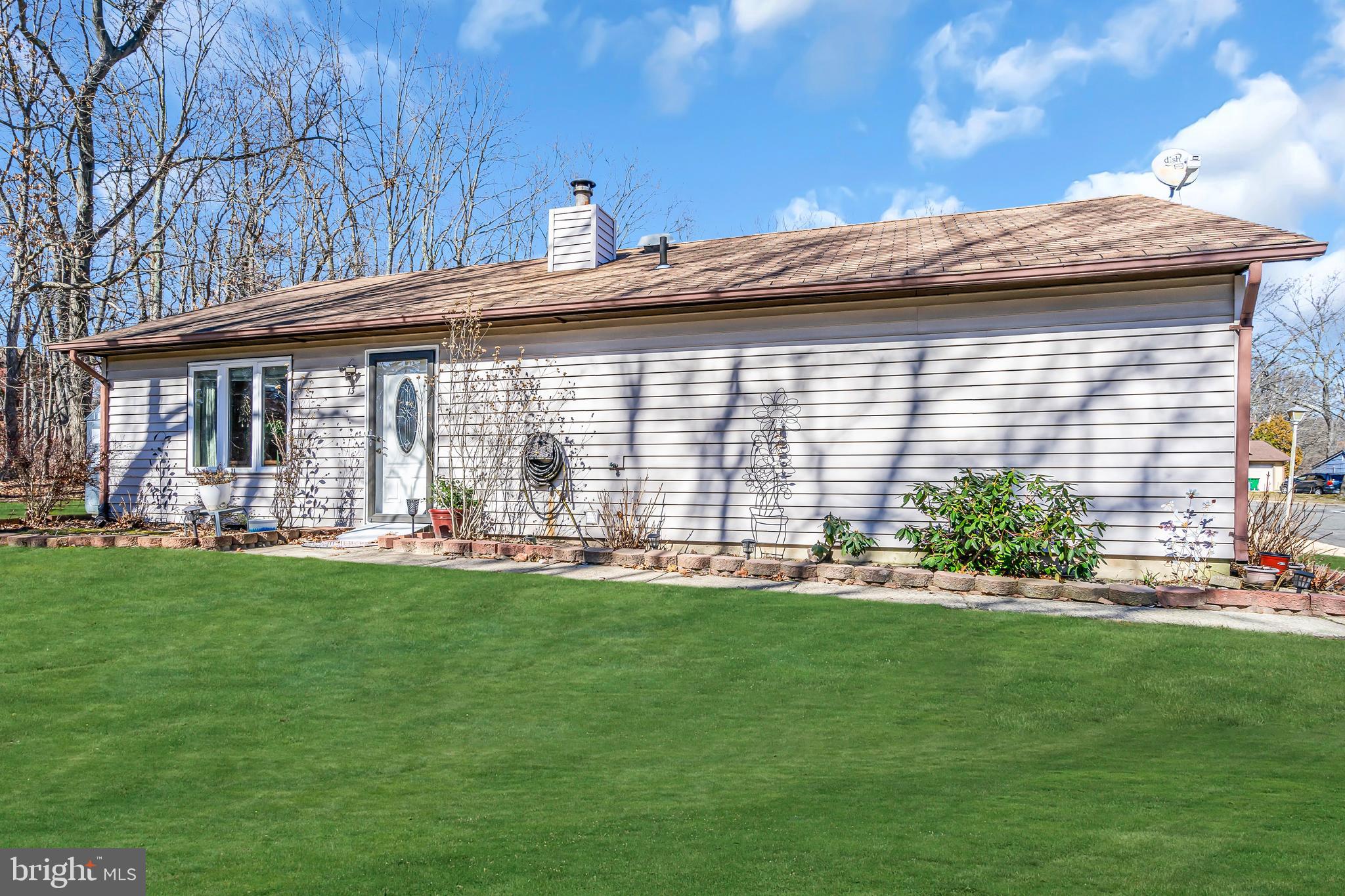 13 Robin Road Howell, NJ 07731 - Photo 3 of 52