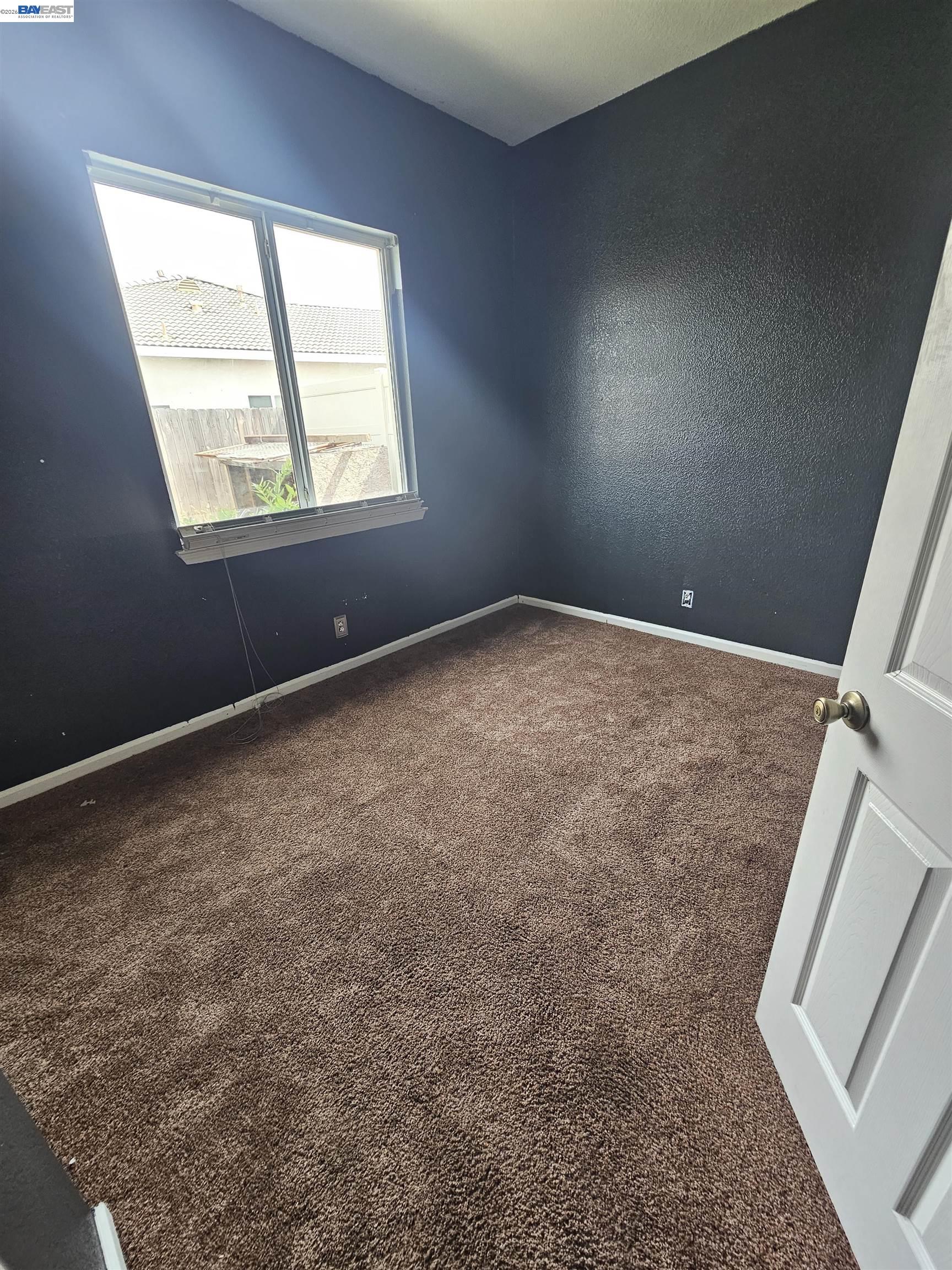 537 Bonanza Drive Newman, CA 95360 - Photo 10 of 16 an empty room with windows