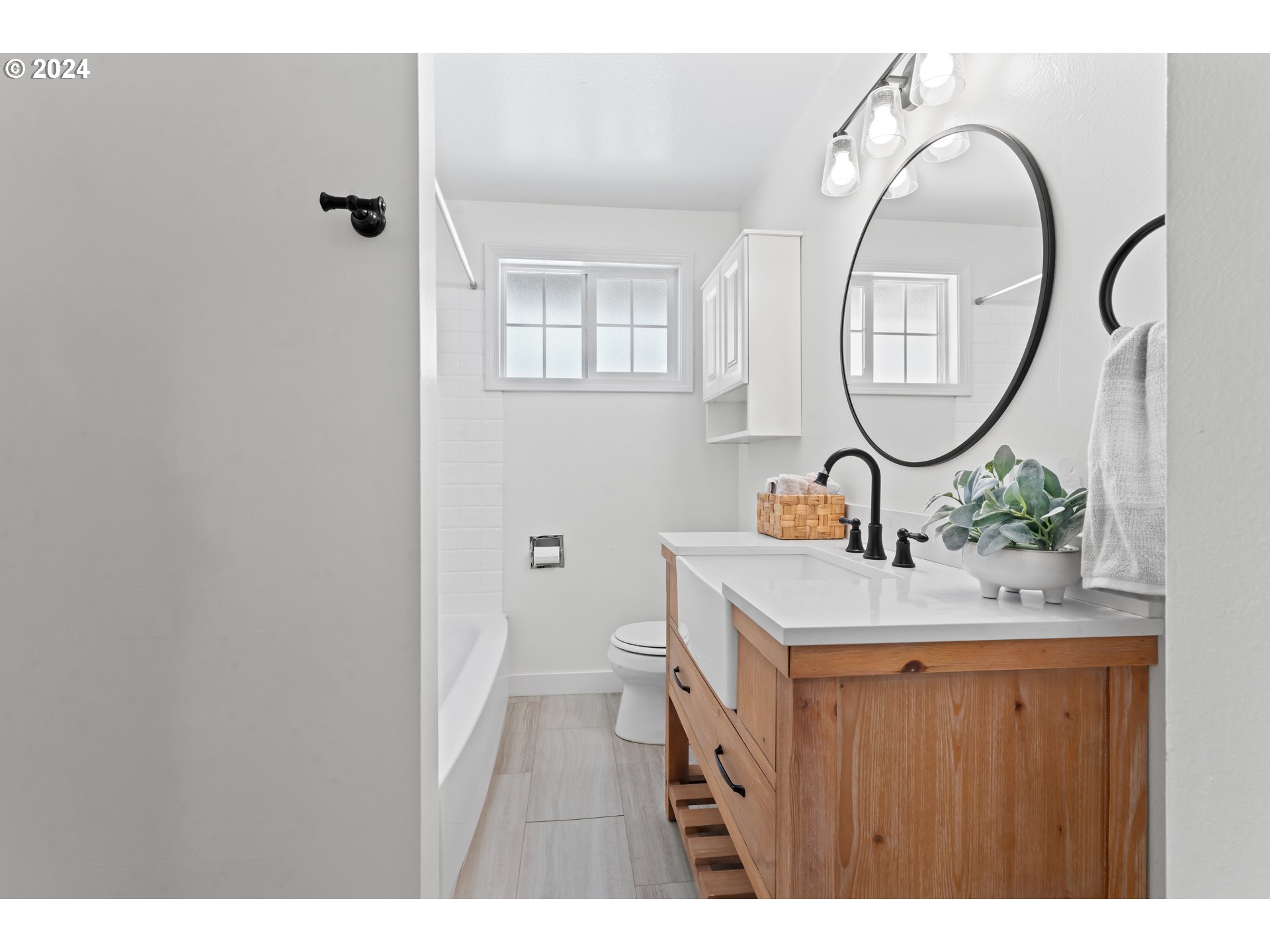 1320 Menlo Loop Springfield, OR 97477 - Photo 27 of 43 a bathroom with a sink and a mirror