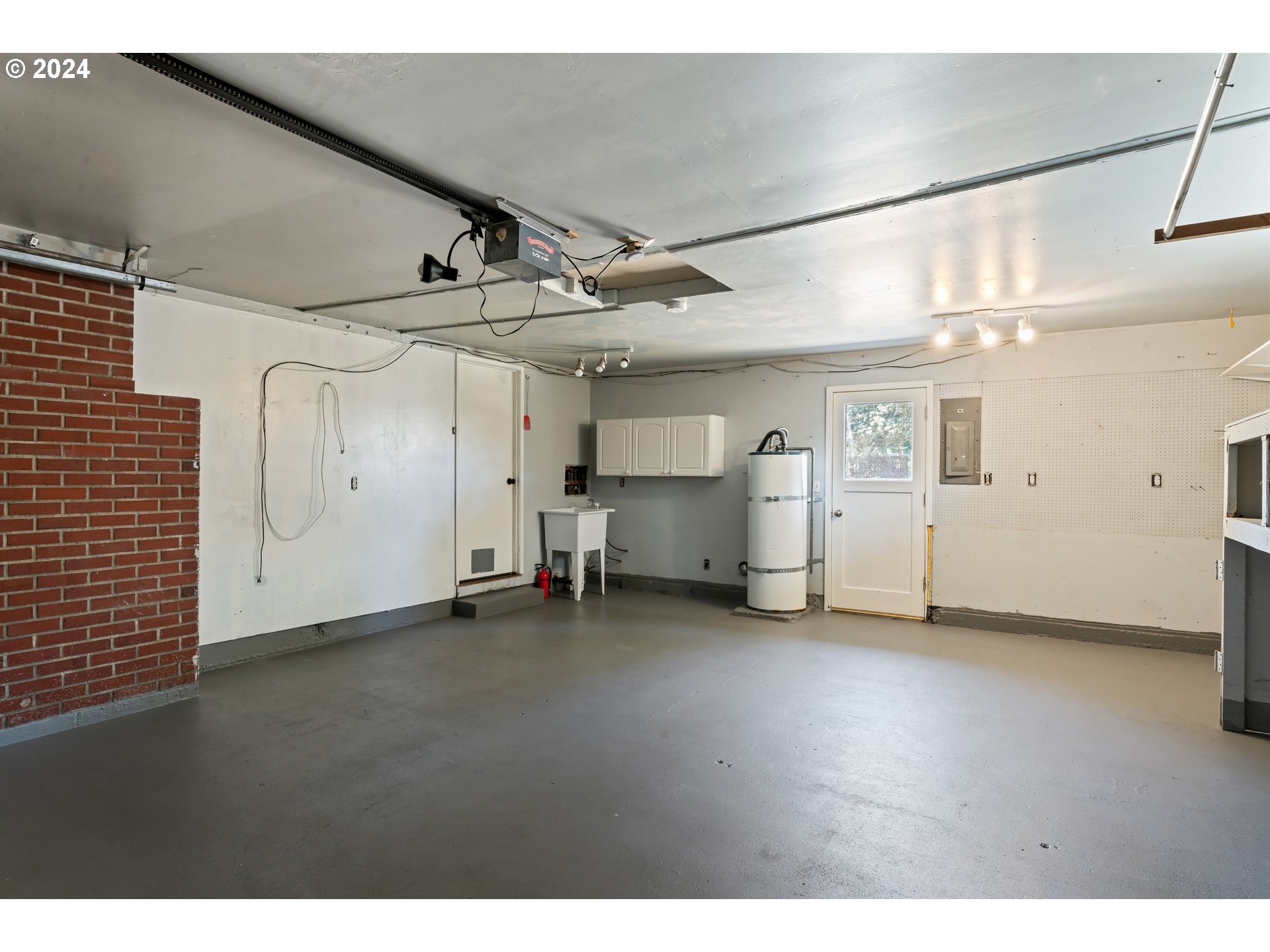 1320 Menlo Loop Springfield, OR 97477 - Photo 30 of 43 a view of a garage