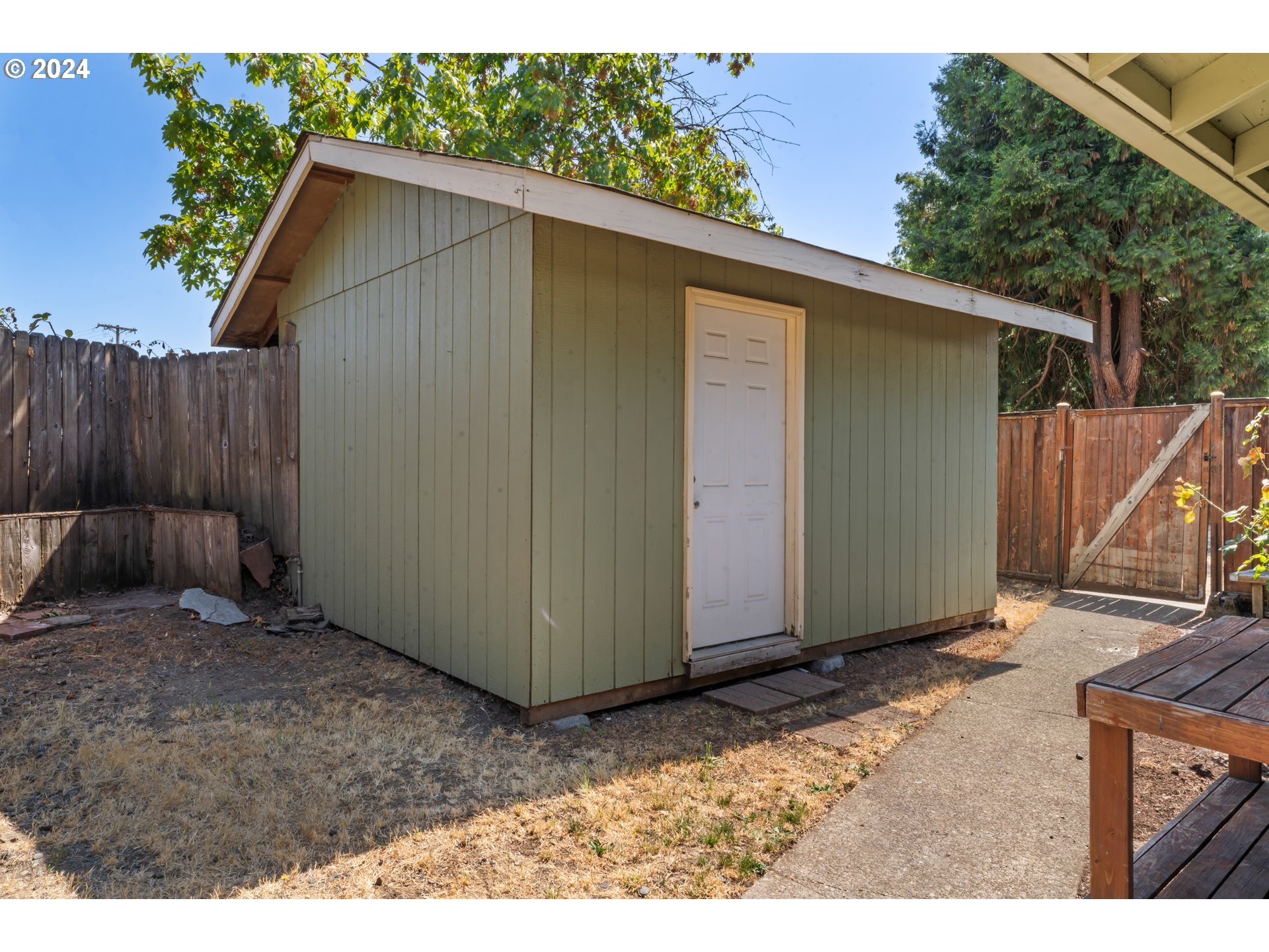 1320 Menlo Loop Springfield, OR 97477 - Photo 34 of 43 a backyard of a house