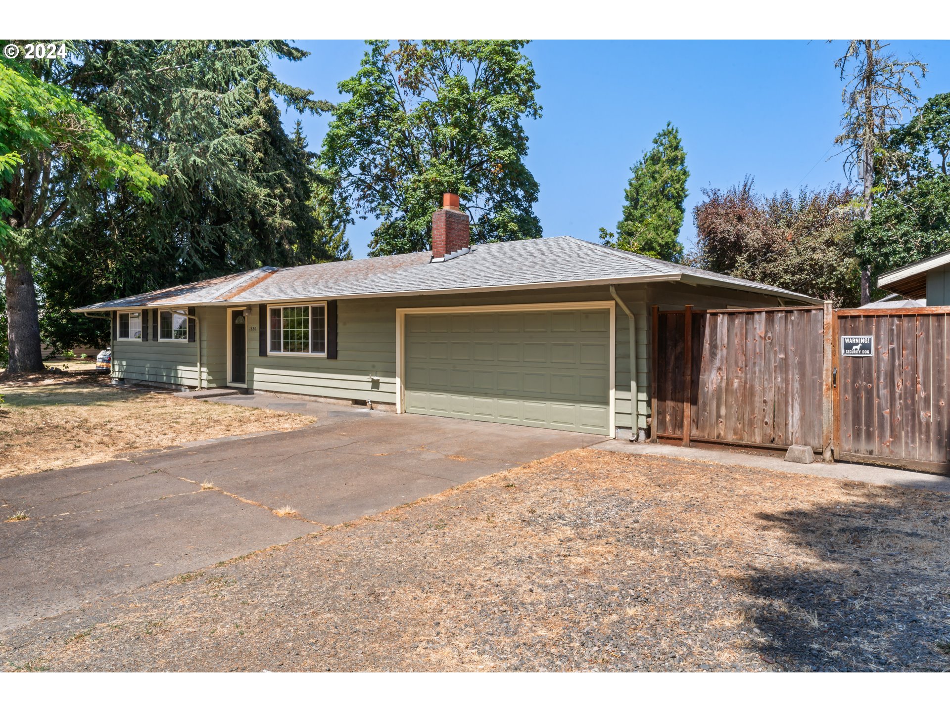 1320 Menlo Loop Springfield, OR 97477 - Photo 4 of 43 a front view of a house with a garden