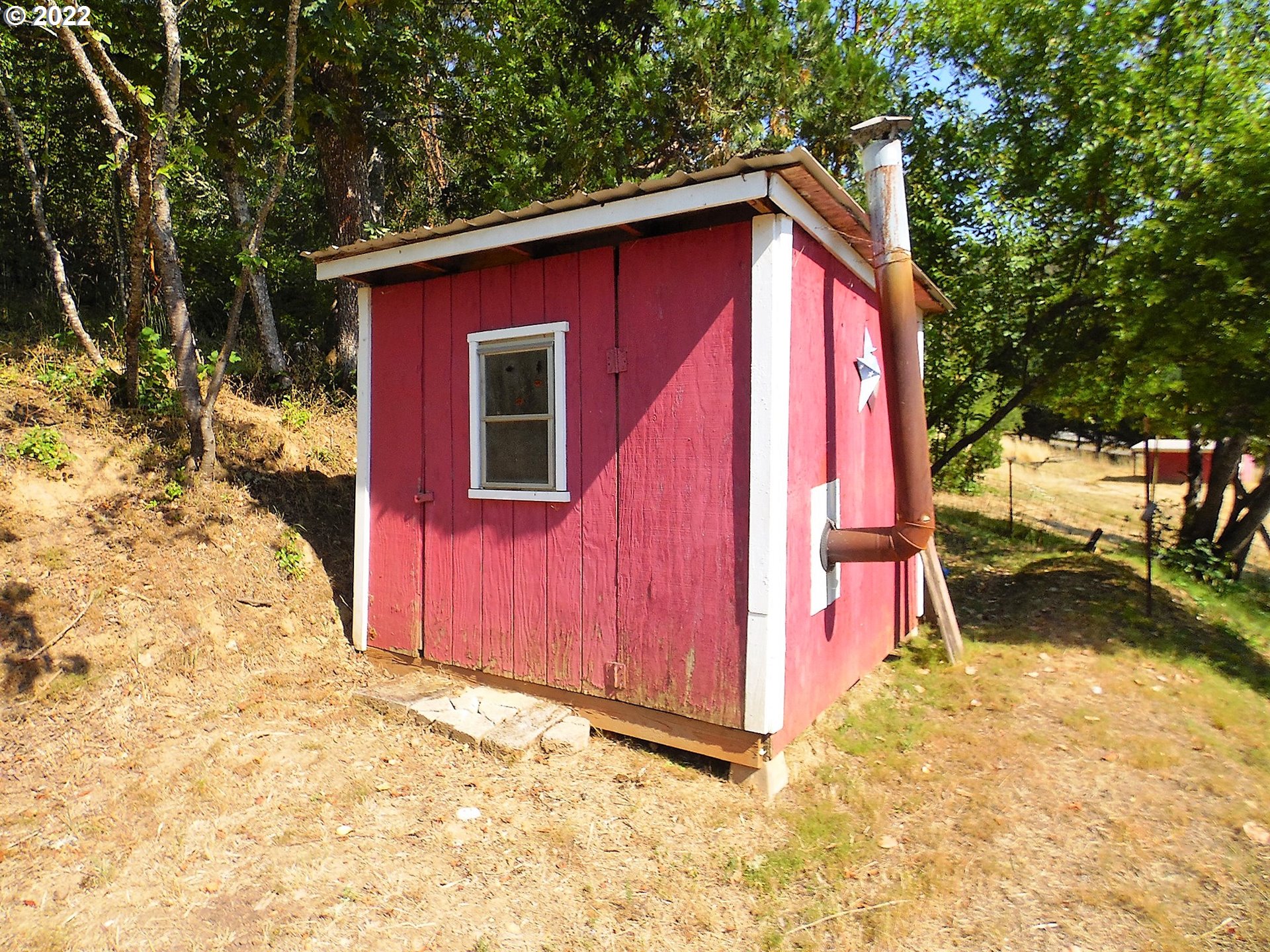 202 Homestake Lane Riddle, OR 97469 - Photo 22 of 31 a view of backyard of house