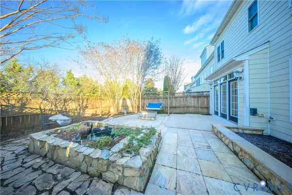 a view of backyard of the house