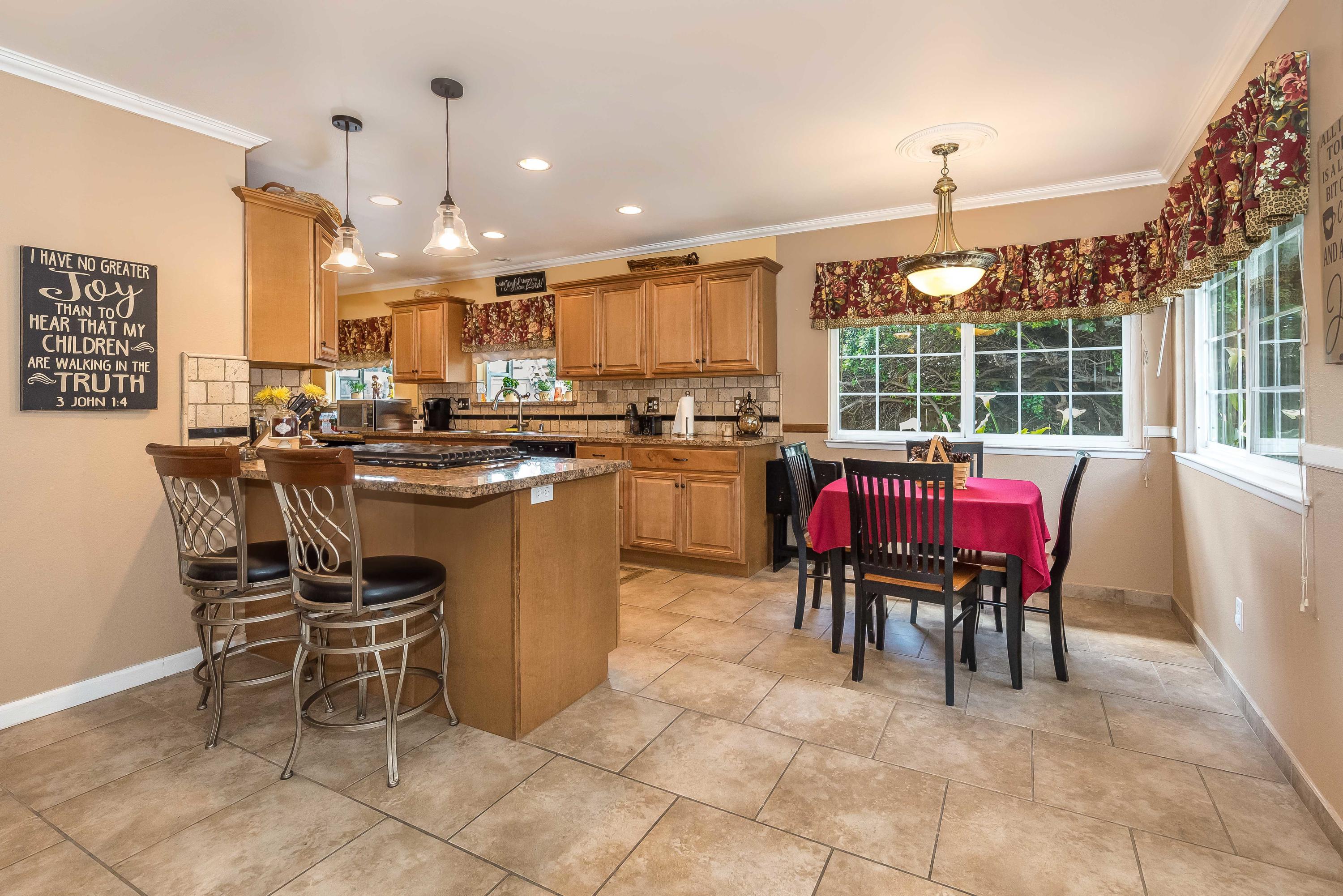 205 Bell Avenue Lompoc, CA 93436 - Photo 8 of 20 Breakfast Bar