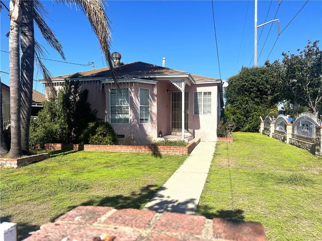 a view of a house with a yard