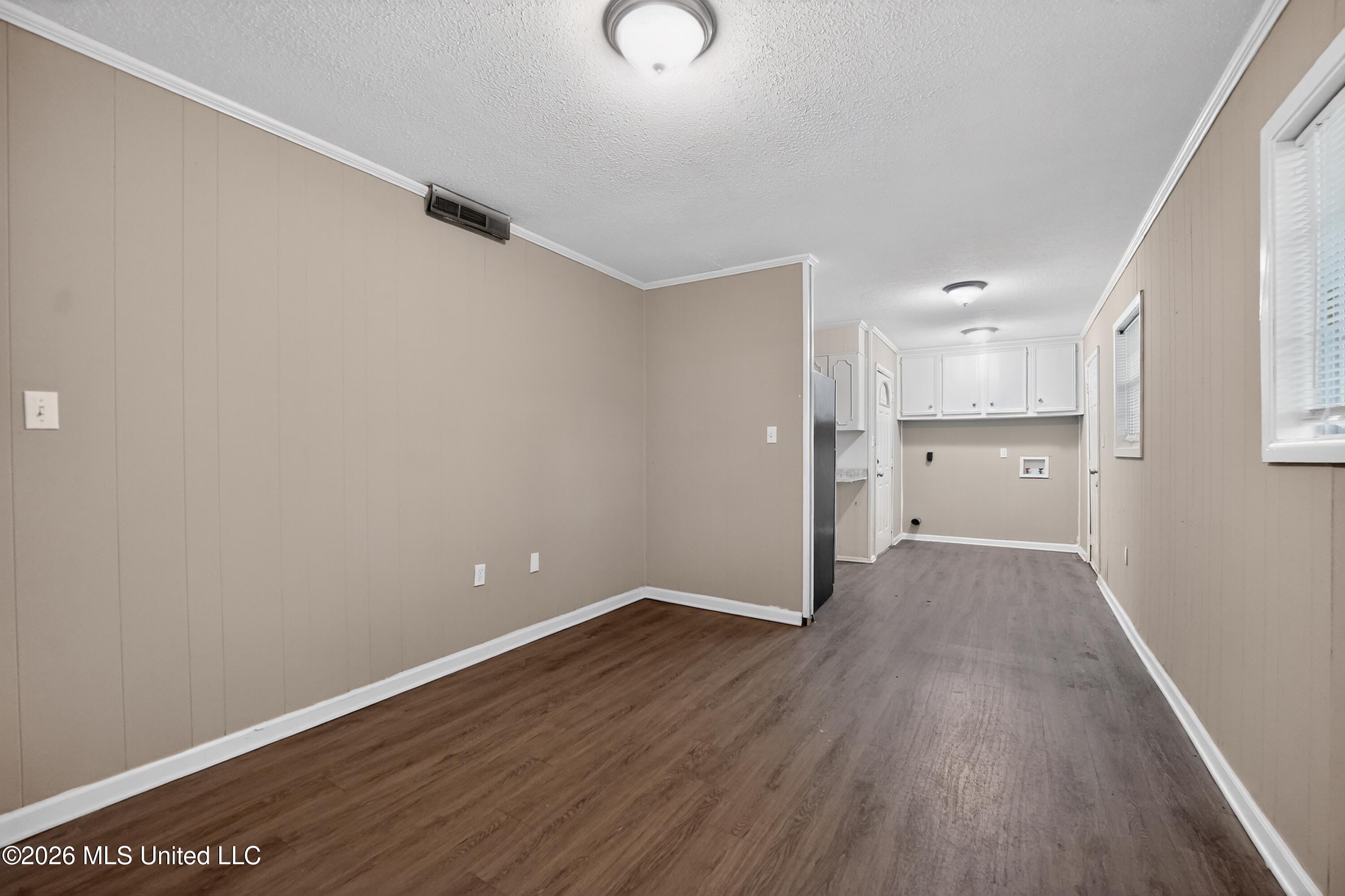 620 Queen Circle Jackson, MS 39209 - Photo 22 of 43 22_620_Queen_Cir-Living_room-6537