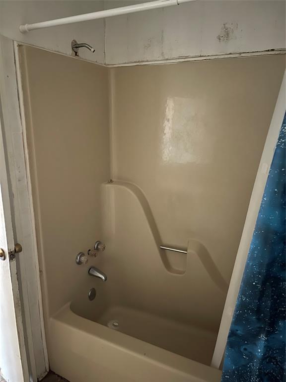 270 Layfield Road Coushatta, LA 71019 - Photo 15 of 22 a bathroom with a bathtub