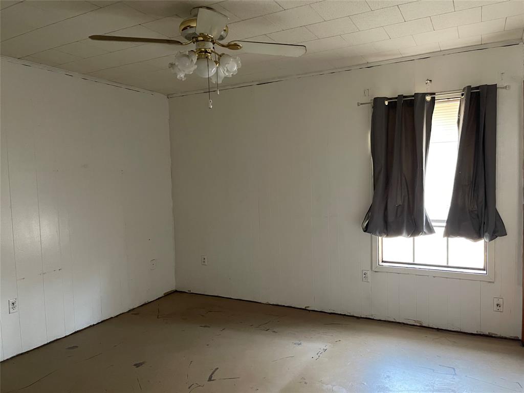 270 Layfield Road Coushatta, LA 71019 - Photo 19 of 22 an empty room with a window