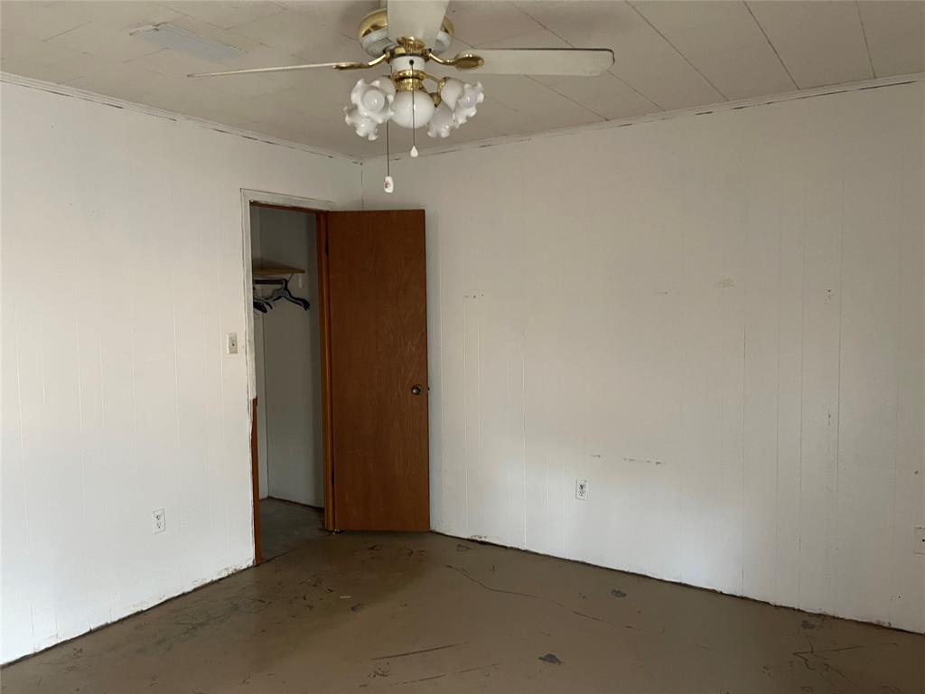 270 Layfield Road Coushatta, LA 71019 - Photo 20 of 22 an empty room with a ceiling fan and a bathroom