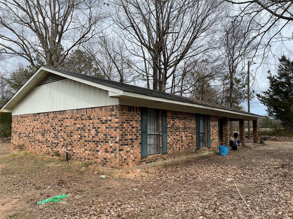 270 Layfield Road Coushatta, LA 71019 - Photo 2 of 22 a front view of a house with garden
