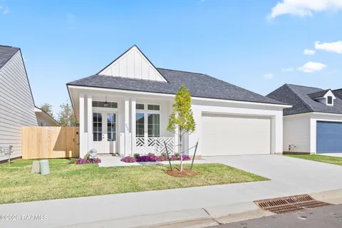 $300,000 | 240 Jagged Grove Lane, Youngsville, LA 70592