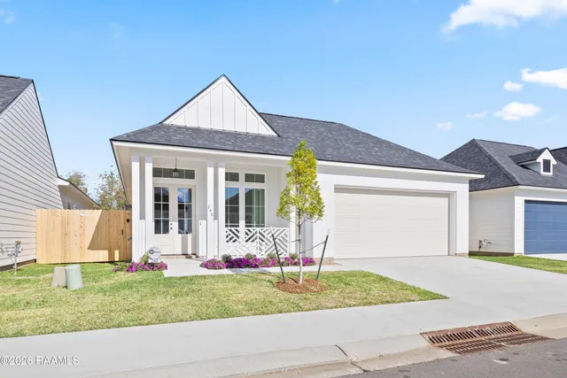 $300,000 | 240 Jagged Grove Lane, Youngsville, LA 70592
